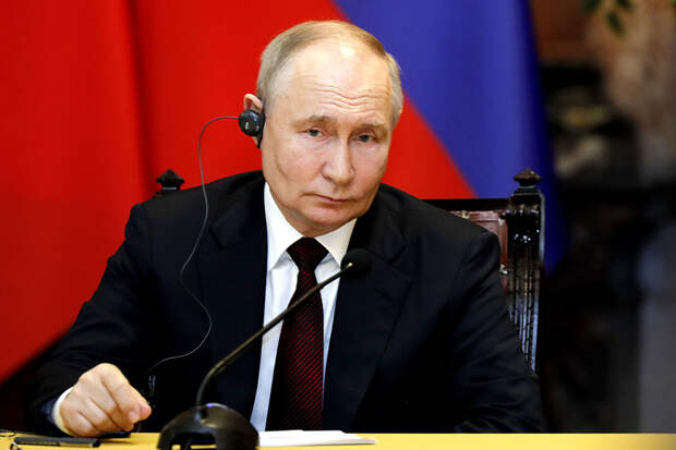 Владимир Путин на пресс-конференции во Вьетнаме обратил внимание на разработку американцами ядерных устройств сверхмалой мощности. | Фото: Minh Hoang/AP/TASS