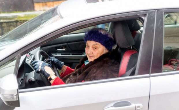 Эта бабушка 13 лет копила на спортивный автомобиль и теперь гоняет на нем