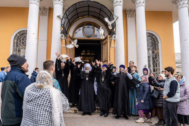 Митрополит Никодим напомнил о значении праздника Благовещения и выпустил белых голубей