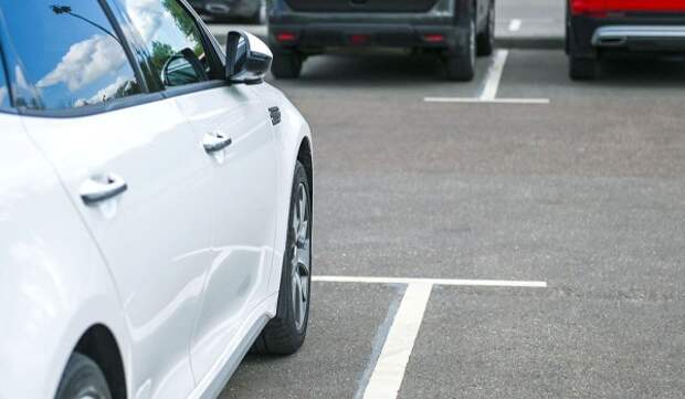 Жители города могут продлить абонементы на парковки со шлагбаумом на май до 25 апреля