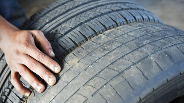 Россиян предупредили о штрафах за хранение шин в подъезде