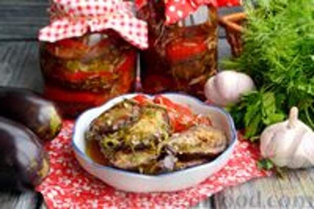 Фото к рецепту: Консервированные баклажаны со сладким перцем, зеленью и чесноком