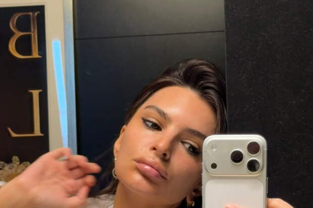 Модель Эмили Ратаковски опубликовала откровенное фото без белья