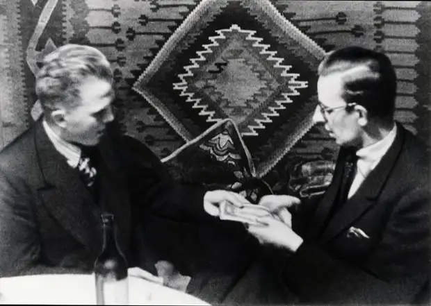 Руди Шмидт (Кузнецов) и дипломат Крно во время вербовки на конспиративной квартире на улице Карла Маркса в Москве