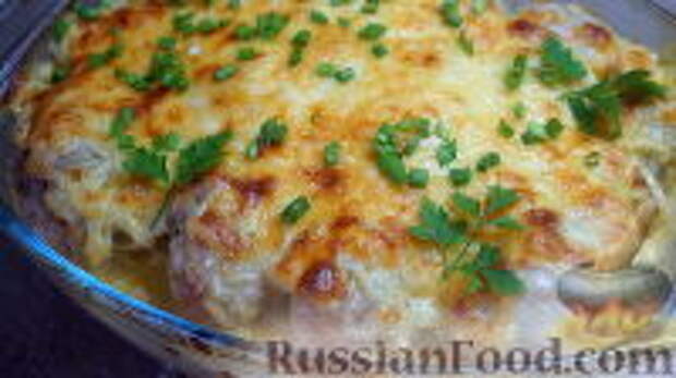 Фото к рецепту: Курица, запеченная с картофелем и сыром, по-французски