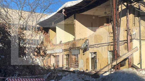 В Москве обрушилась стена нежилого дома и повредила машины