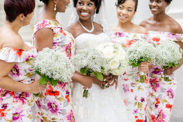 Цветочные платья и букеты дружек прекрасно гармонируют с белоснежным нарядом невесты.