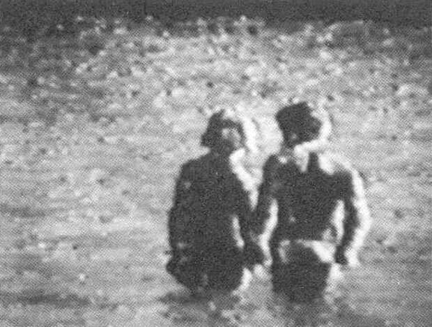 Фаза Ч. Фото 6: Хели Ш. и Виктор Р. в Реке вечности. Комментарии к изображениям были приняты через Трансаудио вскоре после видеозаписи. Сперва говорил «Техник», дальнейшие комментарии пришли от Свен Сальтер. Она пояснила, что эта юная пара провела хороший день, поскольку здесь существуют только хорошие дни.