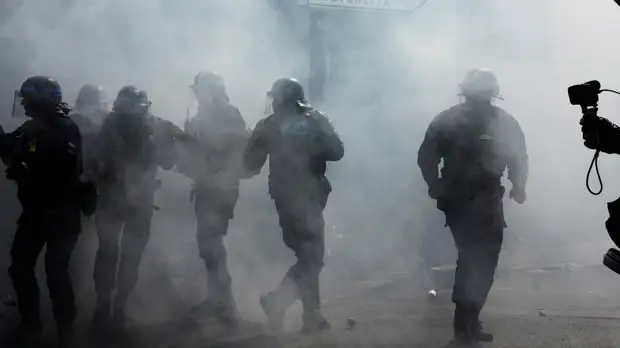 Полиция Парижа применила газ против участников демонстрации