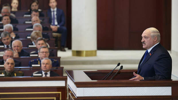 Лукашенко в шутку пригрозил посадить самолет Байдена в Белоруссии  