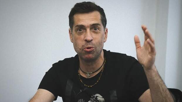 Налоговая служба пытается взыскать долги с лидера группы «Ногу свело!» Макса Покровского*