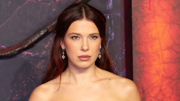 Актриса Милли Бобби Браун в платье с глубоким декольте снялась со стрижкой