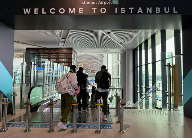 Аэропорт Стамбула опроверг сообщения о столкновении машины с самолетом с россиянами