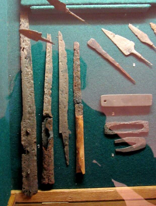 Ножи из Саввино-Сторожевского монастыря. 14-15 век. Помечены как "засапожные".
