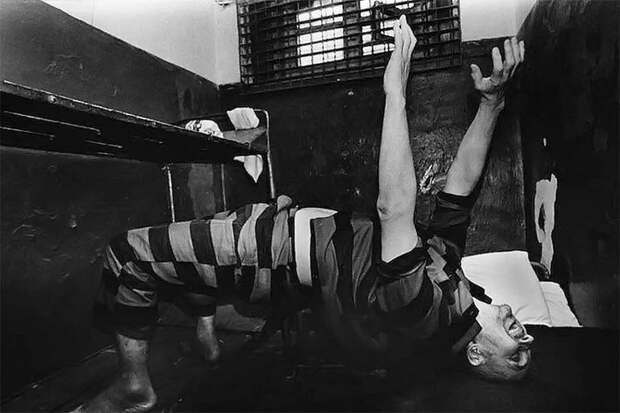 История одной фотографии: Чикатило медитирует в ожидании казни, 1993