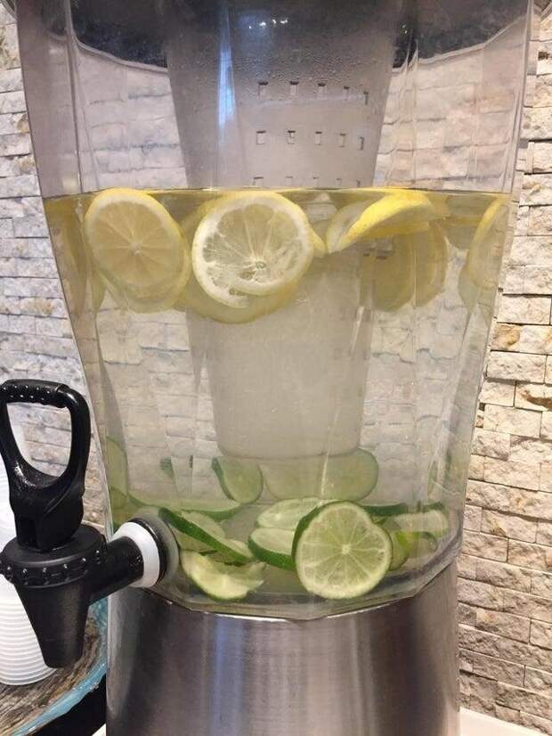 Лимон в воде плавает на поверхности, а лайм - тонет