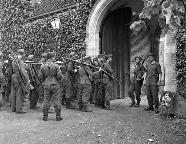 Одна из забавных фотографий 1945 года - немцы пытаются сдать оружие союзникам. история, события, фото