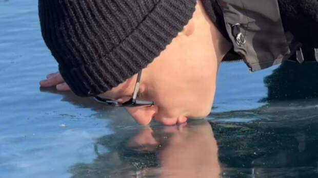 «Не мешайте ребенку»: психолог объяснила, зачем SHAMAN облизнул Байкал