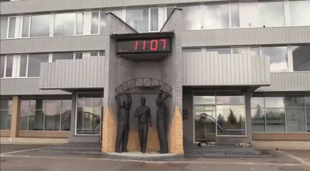 «Вместо разрухи — дорогостоящая техника»: RT посетил якобы уничтоженную российскими силами лабораторию в Чернобыле