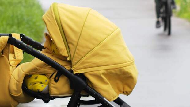 В Туле родители бросили ребенка в коляске на парковке ЖК