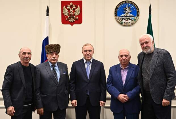 Глава Адыгеи провел встречу с народными деятелями культуры