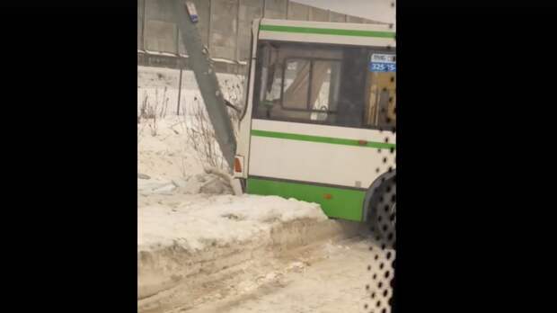 Петербуржец попал в больницу после наезда автобуса на столб в Шушарах