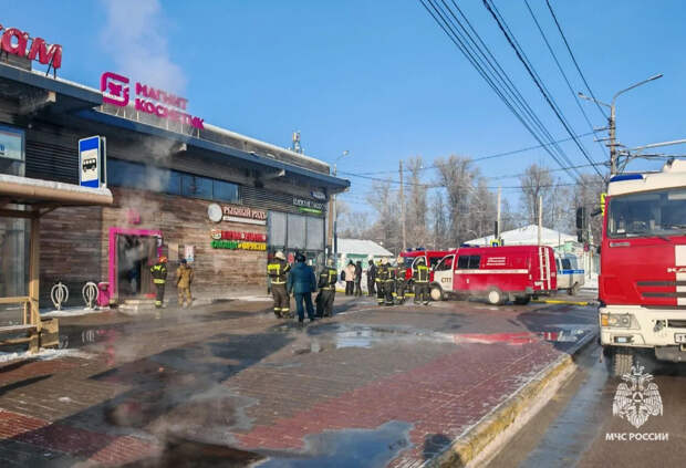 Спасатели потушили пожар в магазине на улице Октябрьской в Туле