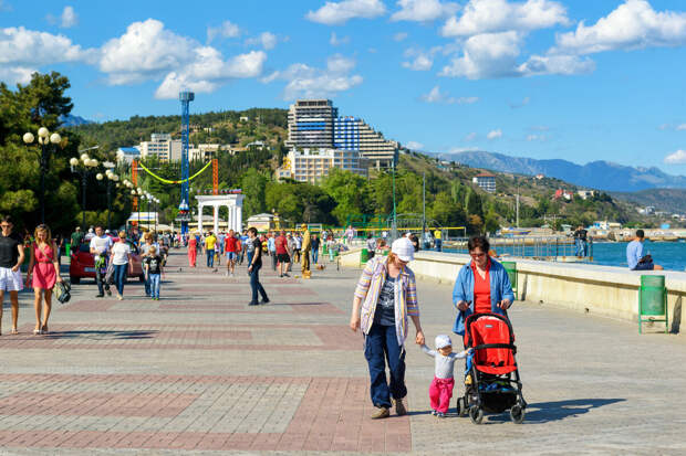 "Ъ": туристы отменяют запланированные поездки в Крым и Дагестан