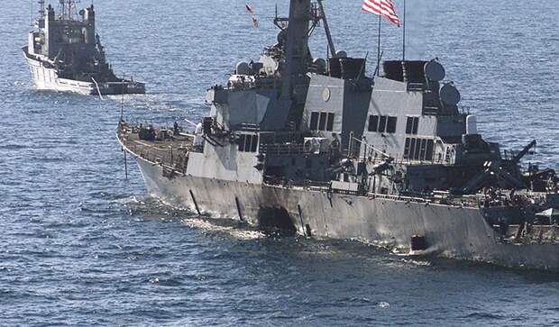 Буксировка поврежденного в результате диверсии американского ракетного эсминца типа « Арли Берк» буксирным судном ВМС США 