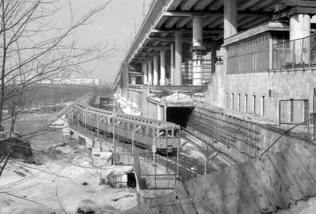 Поезд Московского метрополитена проследует закрытую на ремонт станцию Ленинские горы по временному боковому мосту, 27 марта 1987 года, СССР было, история, фото