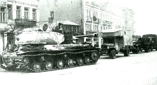 Танк ИС-2 во главе автомобильной колонны на улице города Млава. В колонне автофургон на базе грузового автомобиля ЗиС-5, грузовые автомобили Chevrolet G7107 и Studebaker US6. Польша, январь, 1945 Бронетехника СССР, Великая Отечественная война, история