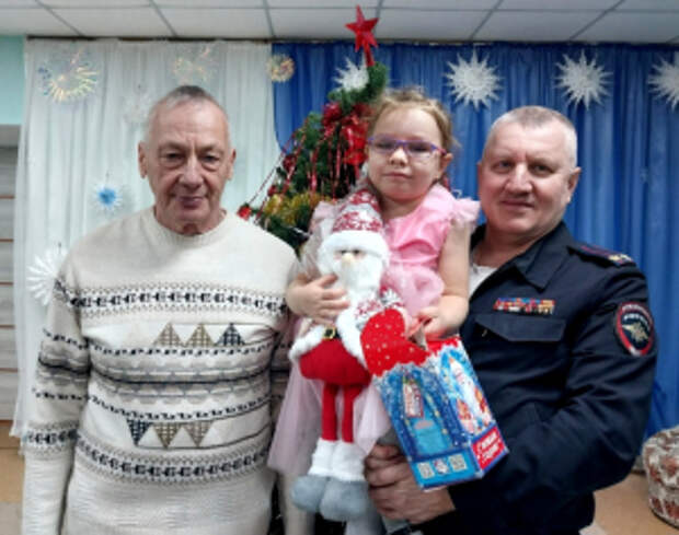 В Самарской области сотрудники полиции и общественники приняли участие во Всероссийской благотворительной  акции «Елка желаний»