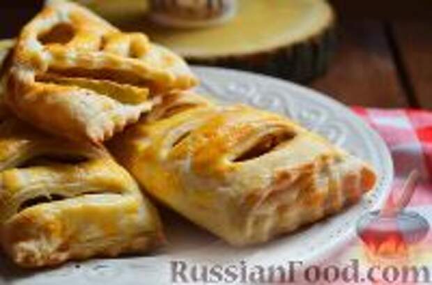 Фото к рецепту: Слойки с яблоками и корицей