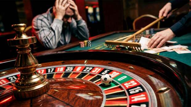 «Наши деньги присвоили. Все рухнуло в момент». Скандал в детском футболе: тренер спустил 843 тысячи рублей в казино