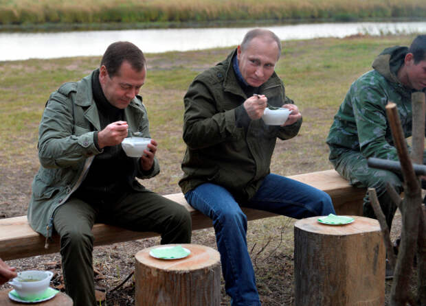 Путин и Медведев отведали ухи с рыбаками в Новгородской области