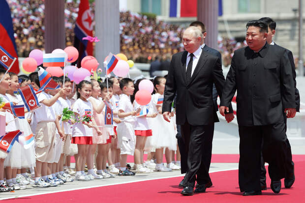 Президент РФ Владимир Путин и председатель государственных дел Корейской Народно-Демократической Республики Ким Чен Ын во время церемонии официальной встречи на площади Ким Ир Сена в Пхеньяне, 19 июня 2024 года    📷