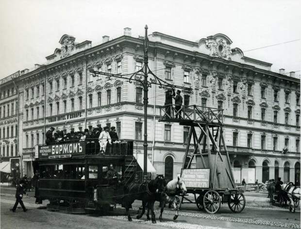 Работа по укреплению электропроводов для трамвайного движения на Невском проспекте.1907