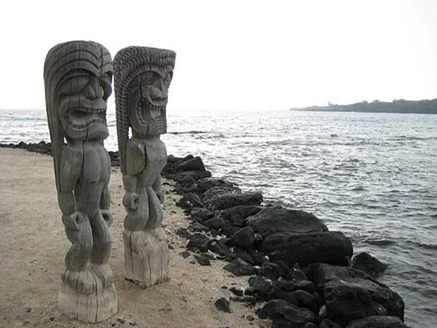Полинезийские Тики из дерева, не похожие на статуи острова Нуку-Хива.
