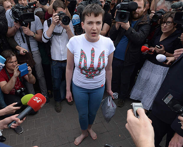 В первые дни после возвращения на Украину Савченко передвигалась по Киеву босиком