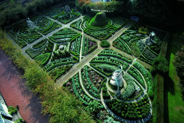 Сад-Вселенная Чарльза Дженкса в Шотландии