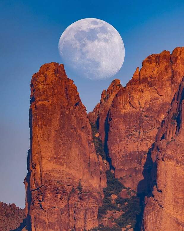 14 великолепных работ фотографа, который охотится за Луной