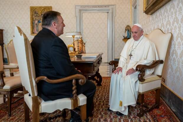 Бывший госсекретарь США Майк Помпео и папа Римский Франциск