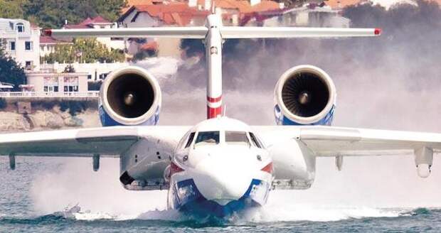 Российские «летающие лодки» помогают тушить пожары в Турции