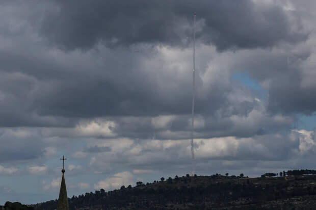 Система противовоздушной обороны работает в момент запуска ракет по Израилю из Ирана после ударов Израиля и США по Ирану, Иерусалим