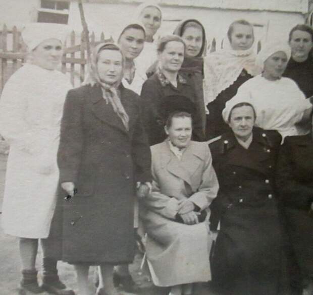 фото из личного архива (вторая слева - моя бабушка)