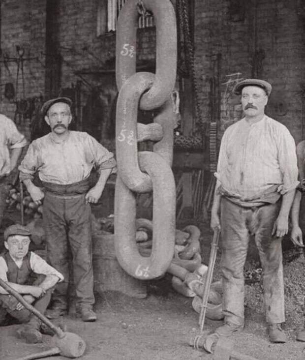 Рабочие стоят возле цепи Титаника, примерно 1910 г