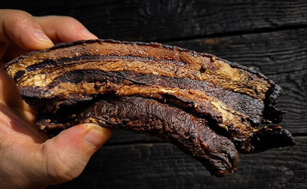 Пряная «черная ветчина» к Пасхе: из самого недорогого сала, но идет нарасхват