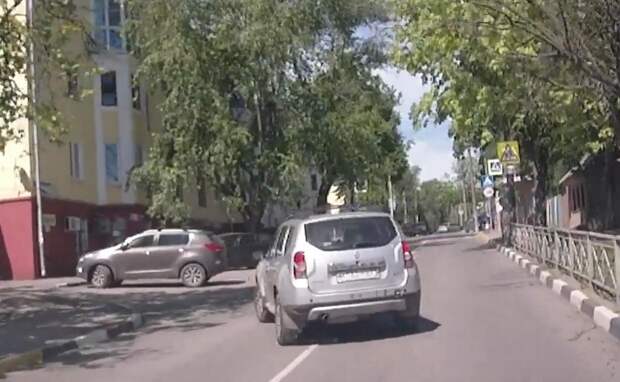 Тульский автохам на Renault Duster пересек сплошную полосу на улице Кауля