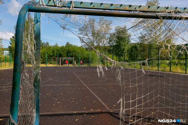 В Красноярске на 7-летнего ребенка упали футбольные ворота