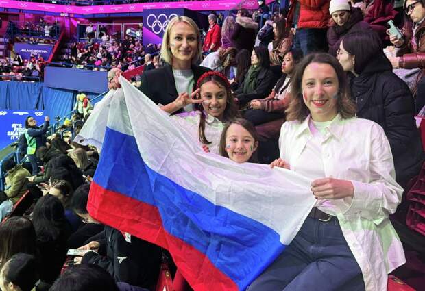 Болельщики фигуриста Гуменника, несмотря на запрет, принесли на трибуны флаг РФ